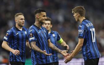 FRANCE SOCCER epa11315000 Gianluca Scamacca (C) of Atalanta celebrates with teammates after scoring the 0-1 opening goal during the UEFA Europa League semi final, 1st leg match between Olympique Marseille and BC Atalanta in Marseille, France, 02 May 2024. EPA/GUILLAUME HORCAJUELO