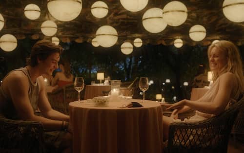 Louis Partridge e Leila George in una scena di Disclaimer