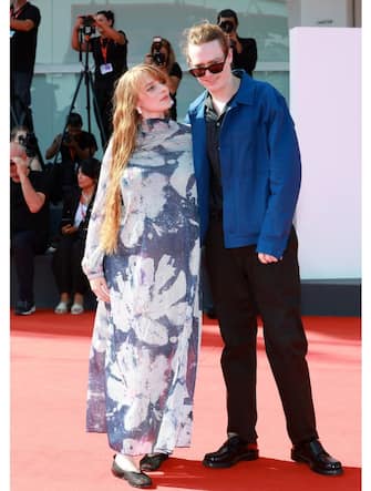 01-caleb-landry-jones-katya-zvereva-venezia-red-carpet-getty - 1