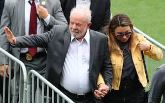 epa10387144 Brazil's President Luiz Inacio Lula da Silva (L) and his wife Rosangela Janja da Silva (R) attend during the second day of wake for soccer legend Pele at the Vila Belmiro stadium in the city of Santos, Brazil, 03 January 2023. The funeral of Pele will take place in Santos later in the day. Brazilian soccer legend Pele, born Edson Arantes do Nascimento, died on 29 December at the age of 82.  EPA/Sebastiao Moreira