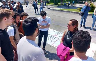 Ilaria Cucchi, senatrice di Alleanza Verdi e Sinistra, incontra gli studenti che protestano in tenda alla Sapienza contro il caro affitti, 09 maggio 2023. "Ancora una volta sono i giovani a darci l'esempio facendo sentire la loro voce e chiedendo di rispettare il diritto allo studio", ha detto.   ANSA / Giulia Marrazzo