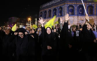 Festeggiamenti a Teheran TEHRAN, IRAN - JUNE 14: Iranians gather in Tehran's Enghelab Square to watch and celebrate the country's ballistic missile retaliation against Israel, following Israeli strikes on June 14, 2025. People waved Iranian, Palestinian, and Hezbollah flags and chanted slogans while thanking military officials during the large-scale rally. (Photo by Fatemeh Bahrami/Anadolu via Getty Images)