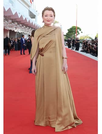 23-lesley-manville-venezia-red-carpet-getty - 1