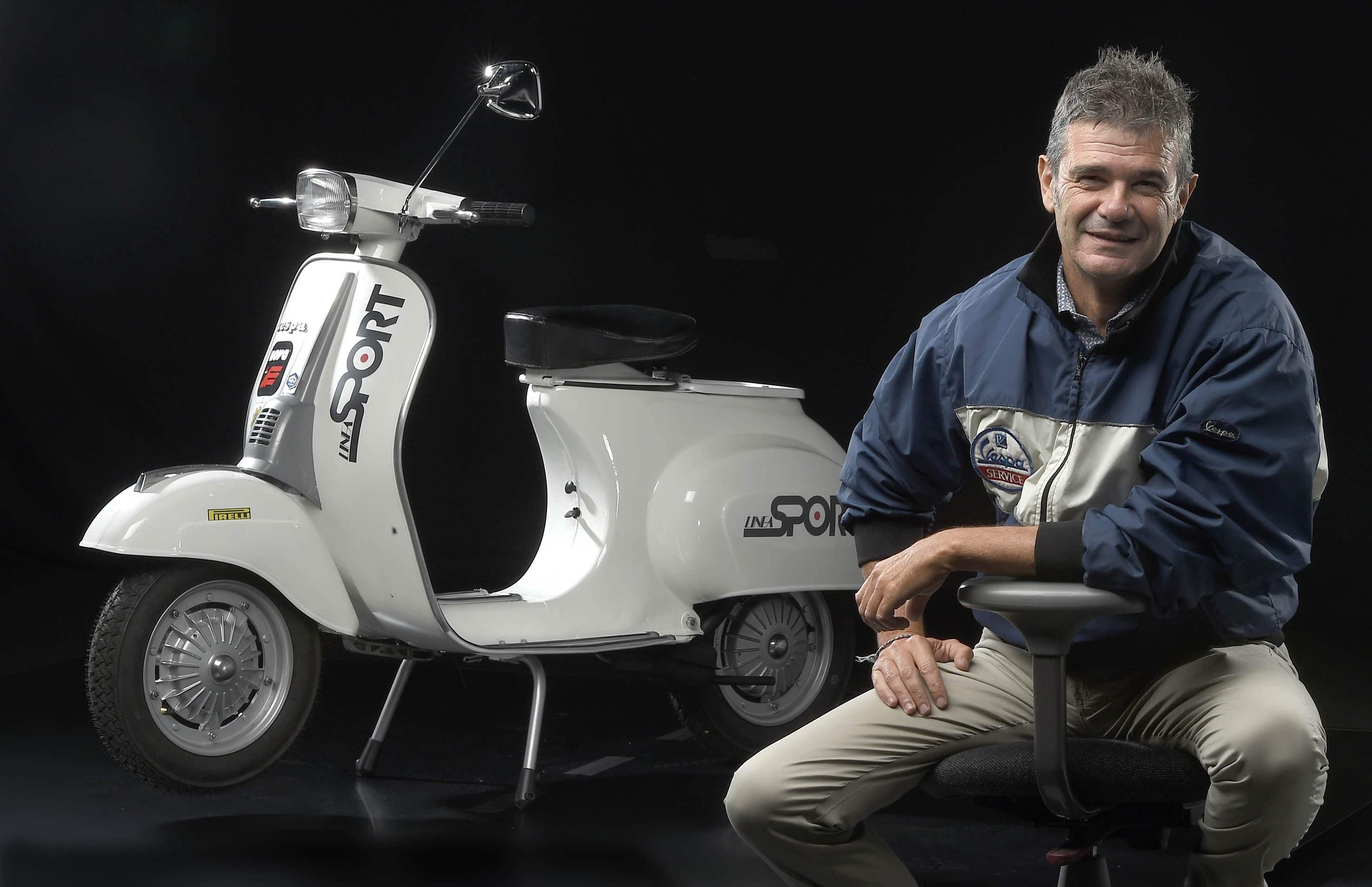 Valerio Boni con la sua Vespa 50