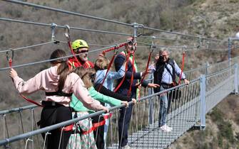 Inaugurazione e attraversamento del ponte tibetano a Sellano, 23 marzo 2024. Ansa/Gianluigi Basilietti