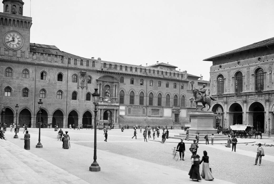 Studio_Camera_Piazza_Vittorio_Emanuele_II_oggi_Piazza_Maggiore_ante_1904.jpeg