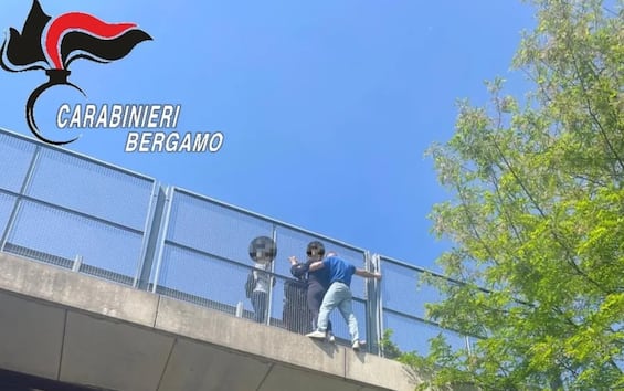 bergamo carabiniere salva donna da tentativo di suicidio meloni eroe