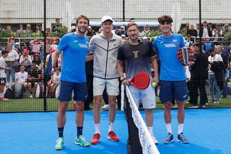 (Da S) Michele Bruno, Jannik Sinner, Francesco Totti e Giulio Graziotti durante la sfida con  sul campo di padel nell ambito degli Internazionali di Tennis, Roma 15 maggio 2023. ANSA/FABIO FRUSTACI