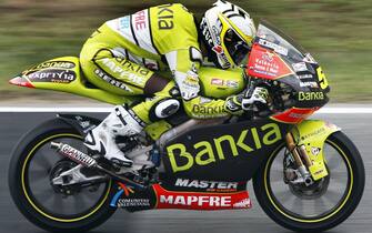 epa02764498 125 cc's Spanish rider Nico Terol of Aprilia team steers his motorbike during a free practice session ahead of Catalunya's Grand Prix in Catalunya Circuit in Montmelo, outskirts Barcelona, northeastern Spain, on 03 June 2011. The Catalonia GP will be held on 05 June 2011.  EPA/ANDREU DALMAU