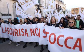 Sant'Antonio Abate - 300 dipendenti del Grand hotel la Sonrisa -  "il cosidetto CASTELLO DELLE CERIMONIE" -confiscato e affidato al patrimonio immobile del Comune, per lottizzazione abusiva, hanno marciato insieme fino al Municipio di Sant'Antonio Abate (Sant'Antonio Abate - 2024-02-22, Felice De Martino) p.s. la foto e' utilizzabile nel rispetto del contesto in cui e' stata scattata, e senza intento diffamatorio del decoro delle persone rappresentate