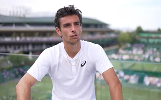 https://static.sky.it/editorialimages/a949694193443860cc745d767af5eff3ac480c4d/skysport/it/tennis/video/2025/07/01/musetti-wimbledon-intervista-video/musetti_sky_sport.jpg?im=Resize,width=565