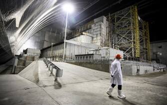 epa09781712 (FILE) - Chernobyl nuclear power plant worker  walks inside the new Safe Confinement covering the 4th block of Chernobyl Nuclear power plant in Chernobyl, Ukraine, 15 April 2021 (Reissued 24 February 2022). Ukrainian President Volodymyr Zelenskyy tweeted on 24 February that Russian forces are attempting to seize control of the Chernobyl nuclear power plant.  EPA/OLEG PETRASYUK *** Local Caption *** 56828889