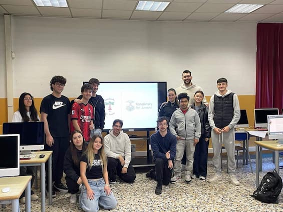 Studenti di Milano disegnano e donano 30 divise a scuola in Tanzania