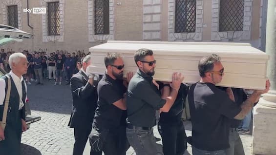 funerali jesto folla a roma per l ultimo saluto