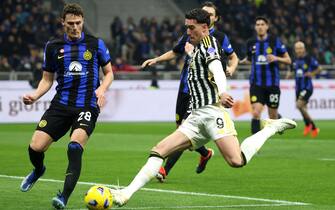 Juventus s Dusan Vlahovic (R) challenges for the ball with Inter s Benjamin Pavard during the Italian serie A soccer match between Fc Inter  and Juventus at  Giuseppe Meazza stadium in Milan, 4 February 2024.
ANSA / MATTEO BAZZI