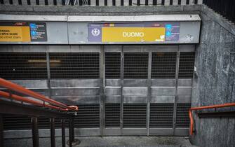 La fermata della metro gialla di piazza Duomo chiusa durante lo sciopero di 8 ore dell Atm, Milano, 11 Ottobre 2022. ANSA/MATTEO CORNER