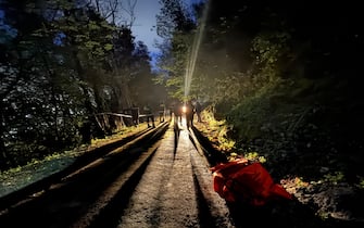 Soccorritori al lavoro nei pressi del luogo della caduta della funivia del Monte Faito che ha provocato quattro vittime e un ferito che versa in condizioni critiche, 17 aprile 2025. ANSA/CESARE ABBATE