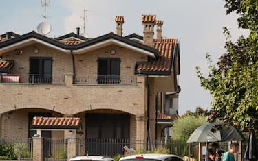 L'entrata del comprensorio di villette dove è avvenuta la strage di famiglia a Paderno Dugnano, 02 settembre 2024.
ANSA/SERGIO PONTORIERO