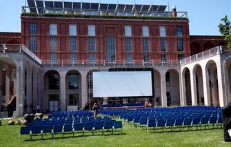 Fase 3 , ultimi preparativi per il cinema e teatro all' aperto nel giardino della Triennale di Milano