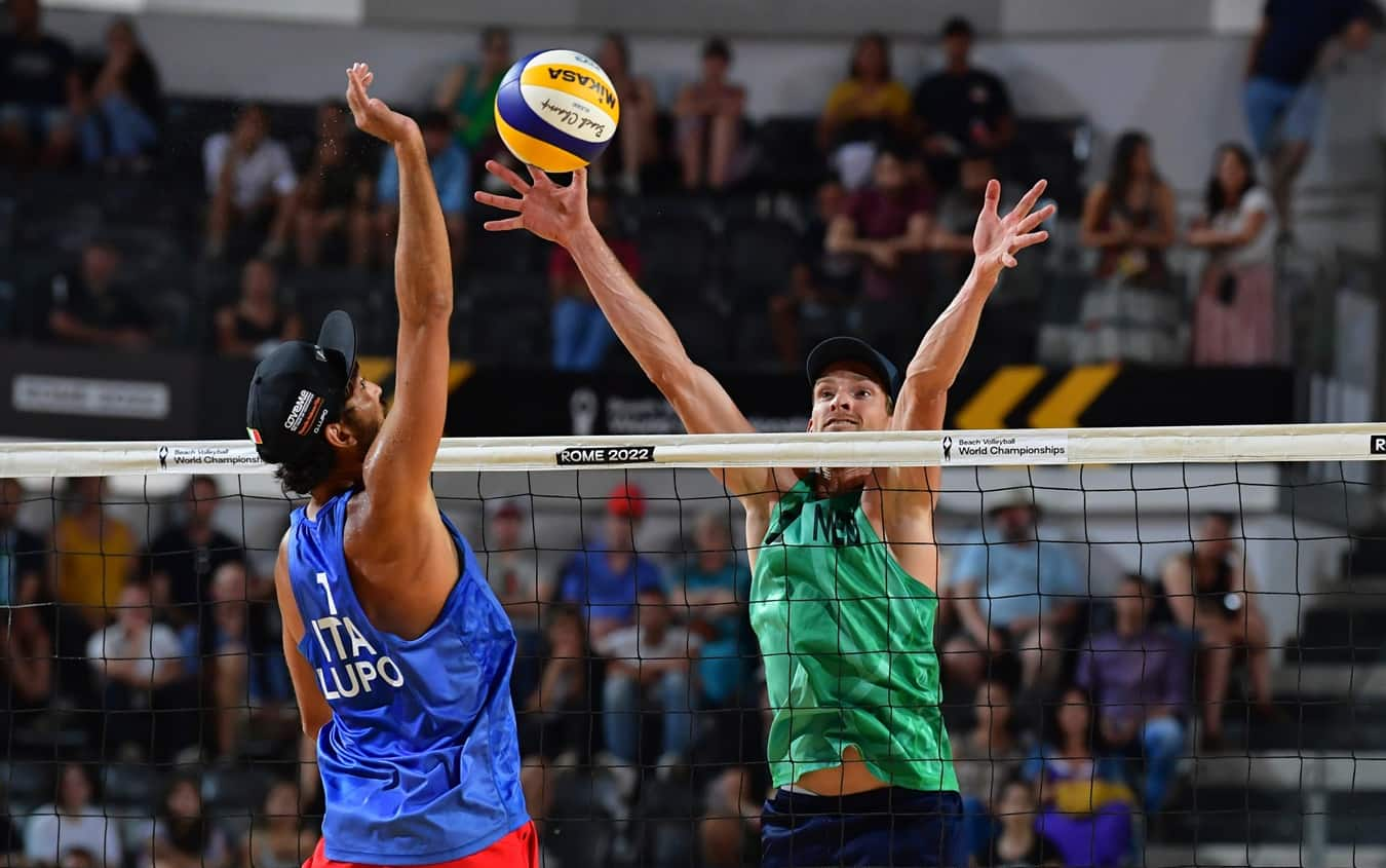 Daniele Lupo in azione durante gli ottavi di finale del Mondiale di Beach Volley