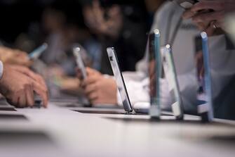 Attendees inspect the new line of Samsung Electronics Co. Galaxy S10 smartphones during the Samsung Unpacked launch event in San Francisco, California, U.S. on Wednesday, Feb. 20, 2019. Samsung debuted its most extensive new lineup of smartphones, taking on Apple Inc. amid a slowing market with new low-end and premium models, 3-D cameras, an in-screen fingerprint scanner and faster 5G connectivity. Photographer: David Paul Morris/Bloomberg via Getty Images