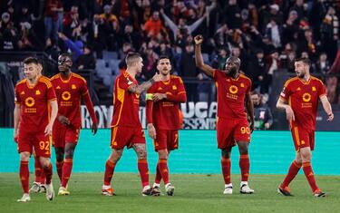 AS Roma's Romelu Lukaku (2ndR) celebrates with teammates after scoring during the UEFA Europa League round of sixteen first leg soccer match between AS Roma and Brighton and Hove Albion at the Olimpico stadium in Rome, Italy, 7 March 2024. ANSA/FABIO FRUSTACI