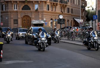 Il feretro del Presidente emerito Giorgio Napolitano esce dalla clinica Salvator Mundi per essere trasportato alla camera ardente predisposta in Senato. Il corteo scortato dai Corazzieri in motocicletta passa in Via delle Fornaci nei pressi di San Pietro 
Roma, 24 settembre 2023. 
ANSA/FABIO CIMAGLIA

