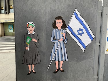 Anna Frank con la divisa di Auschwitz e stella di David che piange tenendo tra le mani la bandiera d'Israele, al suo fianco una bambina palestinese con la kefiah in testa e sul volto la scritta Free Gaza, che dà fuoco alla bandiera di Hamas. Sono le opere di street art 'Innocenza, odio e speranza" apparse in piazza Castello, a Milano, create dall'artista aleXsandro Palombo a un mese dall'attacco di Hamas contro Israele, 09 novembre 2023.   NPK   ANSA / Ufficio stampa  +++ ANSA PROVIDES ACCESS TO THIS HANDOUT PHOTO TO BE USED SOLELY TO ILLUSTRATE NEWS REPORTING OR COMMENTARY ON THE FACTS OR EVENTS DEPICTED IN THIS IMAGE; NO ARCHIVING; NO LICENSING +++