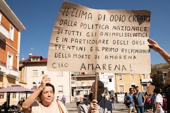 Un corteo con circa 1000 presenti ha sfilato per le vie del borgo di Pescina, per la morte dell'orsa Amarena uccisa a San Benedetto dei Marsi lo scorso 31 agosto, Pescina (L'Aquila), 10 settembre 2023. ANSA/EMANUELE VALERI