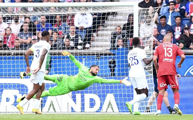 Il rigore parato da Donnarumma a Slimani