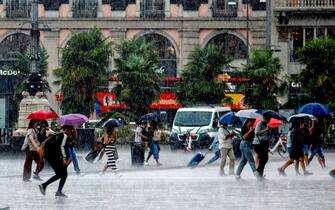 Pioggia forte in centro a Milano, 27 agosto 2023.ANSA/MOURAD BALTI TOUATI

