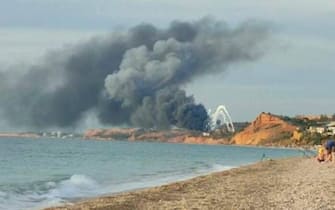 La nube di fumo che si innalza dalla città di Sebastopoli in Crimea, 1 Ottobre 2022. FORZE ARMATE UCRAINA