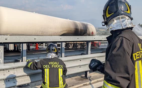 camion a fuoco resta chiuso tratto a1 disagi e code