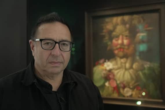 Waldemar Januszczak in front of Giuseppe Arcimboldo's Vertumnus. Ph.: Matt Conway