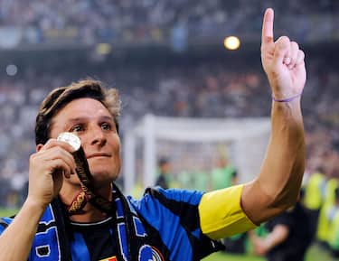 MADRID, SPAIN - MAY 22:  Javier Zanetti of Inter Milan celebrates after defeating FC Bayern Muenchen at the UEFA Champions League Final match between FC Bayern Muenchen and Inter Milan at Bernabeu on May 22, 2010 in Madrid, Spain.  (Photo by Giuseppe Bellini/Getty Images)