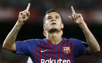 epa06957410 Barcelona's Philippe Coutinho celebrates his goal during the Spanish Primera Division soccer match between Barcelona FC and Deportivo Alaves, at the Camp Nou Stadium, in Barcelona, Spain, 18 August 2018. Against Alaves, Barcelona, the current champion, begins the defense of the title.  EPA/Andreu Dalmau