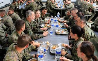 epa11227871 A handout photo made available on 18 March 2024 by the Spanish Royal Household shows Spain's King Felipe VI (C-L) sitting next to his eldest daughter, Crown Princess Leonor, during a lunch break with the cadets taking part in maneuvers and combat exercises at the San Gregorio National Military Training Center, outside Zaragoza, northeastern Spain, 15 March 2024 (issued 18 March 2024).  EPA/FRANCISCO GOMEZ/SPANISH ROYAL HOUSEHOLD HANDOUT   HANDOUT EDITORIAL USE ONLY/NO SALES HANDOUT EDITORIAL USE ONLY/NO SALES