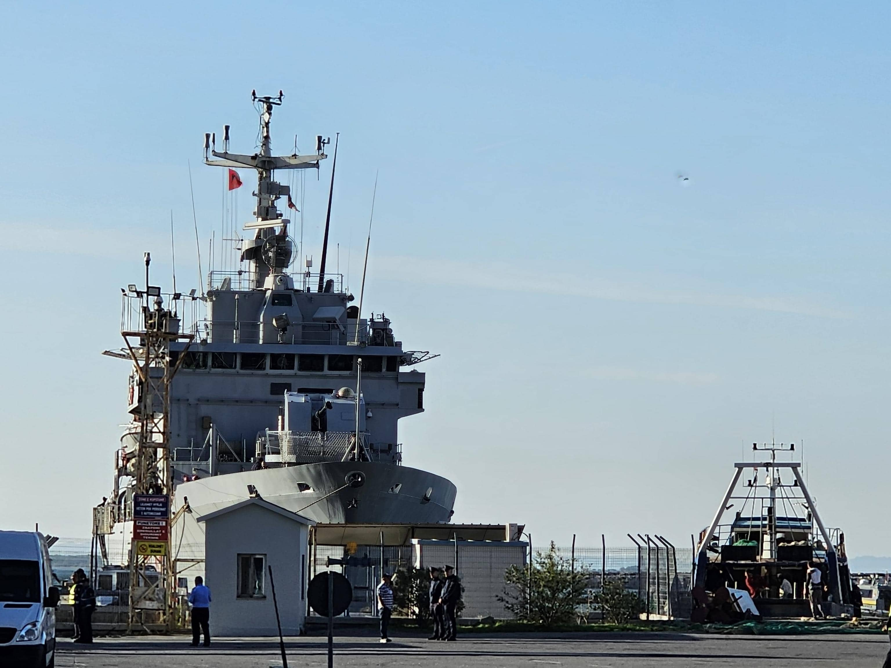 La nave Libra della Marina Militare entra nel porto albanese di Shengjmn con a bordo i primi 16 migranti che saranno accolti nelle strutture italiane costruite nel Paese, 16 ottobre 2024. ANSA/ARMAND MERO