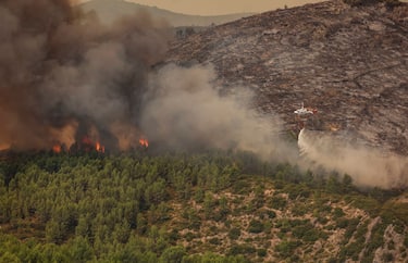 BEJIS, CASTELLON COMMUNITY OF V, SPAIN - AUGUST 17: A helicopter works to extinguish a fire declared in Bejis, on 17 August, 2022 in Bejis, Castellon, Valencian Community, Spain.  The fire has already burned around 4,000 hectares in a perimeter of 50 kilometers and has begun to affect another municipality in the province of Valencia. According to the president of the Generalitat Valenciana, between the two fires that are now active in the region, 2,000 people have already been evacuated and around 100 people have spent the night in shelters. At the moment, the fire is getting worse and is worrying because of its high propagation speed. (Photo By Rober Solsona/Europa Press via Getty Images)
