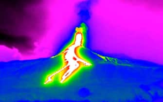 Vulcano Etna Una immagine tratta dalle telecamere del sistema di sorveglianza mostrano, un flusso piroclastico probabilmente prodotto dal collasso di materiale dal fianco settentrionale del Cratere di Sud-Est, 2 giugno 2025.
ANSA/ INGV-UFFICIO STAMPA
+++ ANSA PROVIDES ACCESS TO THIS HANDOUT PHOTO TO BE USED SOLELY TO ILLUSTRATE NEWS REPORTING OR COMMENTARY ON THE FACTS OR EVENTS DEPICTED IN THIS IMAGE; NO ARCHIVING; NO LICENSING +++