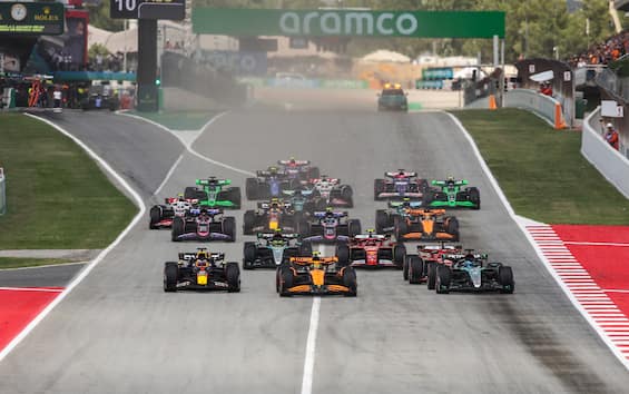 https://static.sky.it/editorialimages/aa1f01ff736185655fb5489119d84c1f8bec4af8/skysport/it/motori/formula-1/video/2025/06/01/f1-gp-spagna-capelli-commento-gara-video/barcellona_partenza_ipa.jpg?im=Resize,width=565