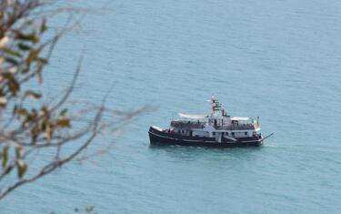 epa12369459 The Global Sumud Flotilla (GSF) sets sail for Bizerte Port after announcing its departure from Sidi Bou Said, northern Tunisia, 11 September 2025. The Gaza-bound GSF flotilla is an international maritime initiative that began sailing in August 2025, aiming to break the Israeli blockade and deliver vital aid to the Gaza Strip.  EPA/MOHAMED MESSARA