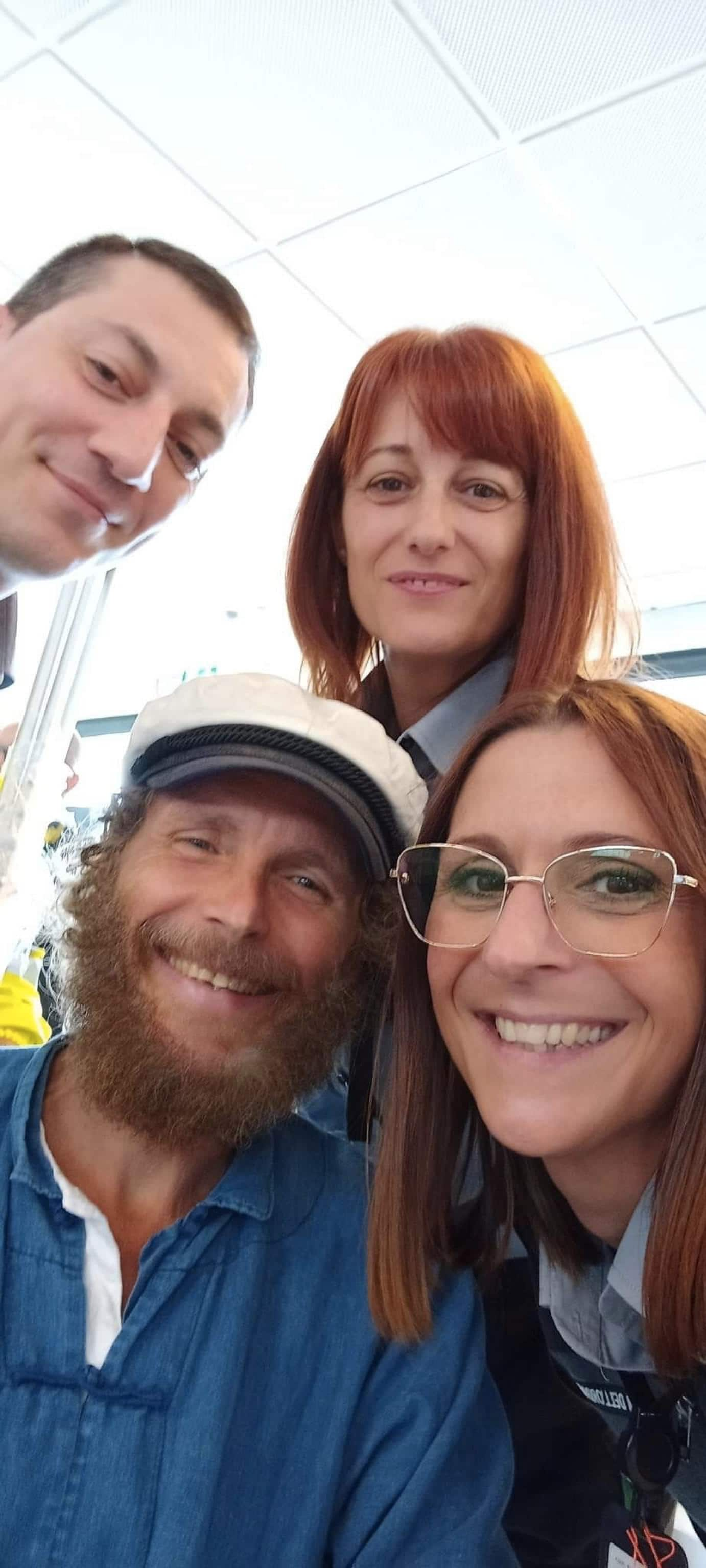 Jovanotti con gli operatori dell'aeroporto di Forlì