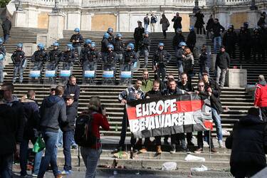 Feyenoord's supporters in Piazza di Spagna, Rome, prior of Europa League soccer match between As Roma and Feyenoord at Olimpico stadium in Rome, 19 February 2015. ANSA/VINCENZO TERSIGNI