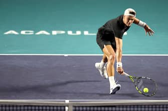 ACAPULCO, MEXICO - MARCH 01: Holger Rune of Denmark returns a shot to Casper Rudd of Norway during the semifinals on Day 4 of the Telcel ATP Mexican Open 2024 at Arena GNP Seguros on March 1, 2024 in Acapulco, Mexico. (Photo by Matthew Stockman/Getty Images)