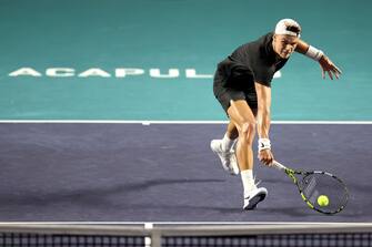 ACAPULCO, MEXICO - MARCH 01: Holger Rune of Denmark returns a shot to Casper Rudd of Norway during the semifinals on Day 4 of the Telcel ATP Mexican Open 2024 at Arena GNP Seguros on March 1, 2024 in Acapulco, Mexico. (Photo by Matthew Stockman/Getty Images)