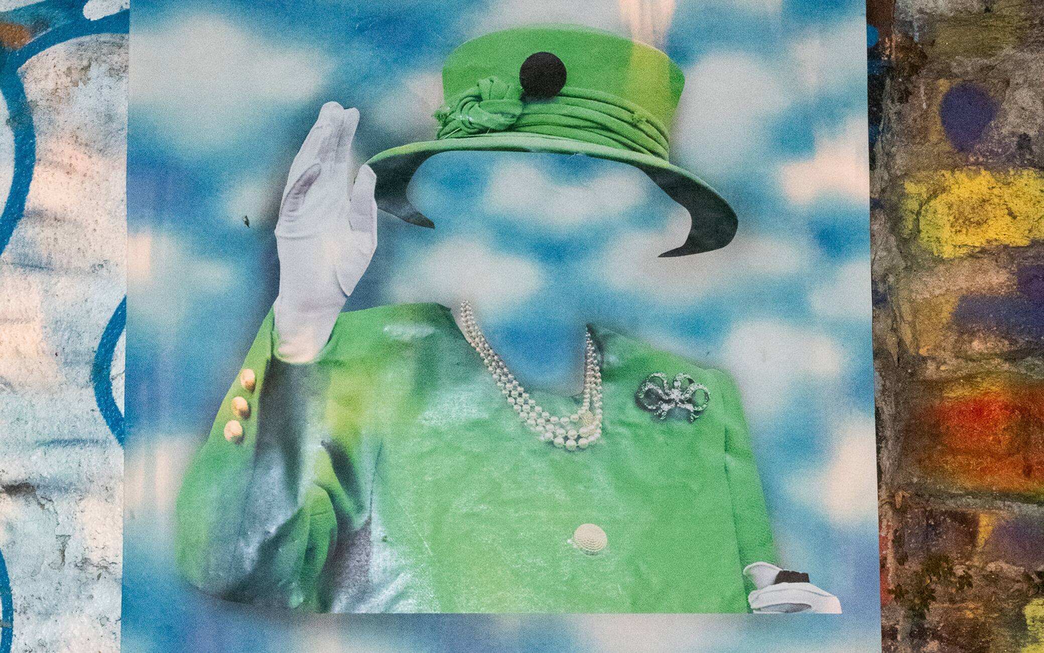 Il manifesto dedicato alla Regina Elisabetta