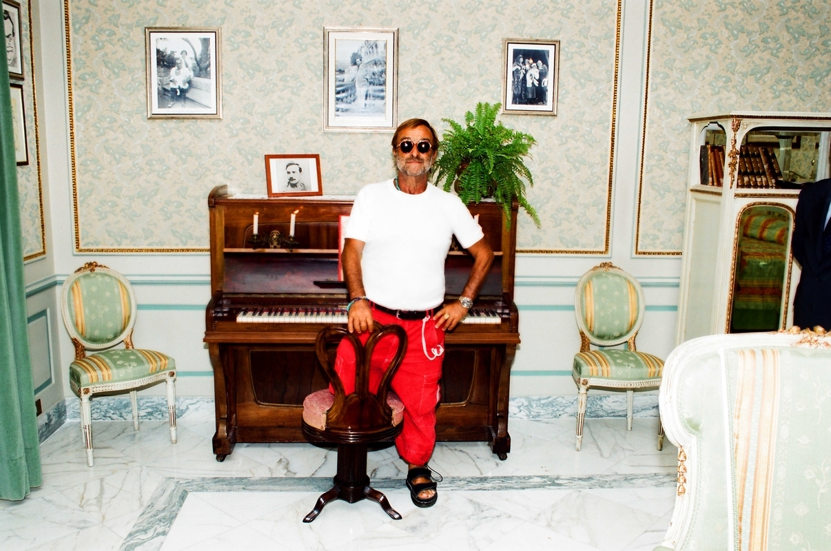 2._Nella_suite_One_of_a_Kind_Enrico_Caruso_del_Grand_Hotel_Excelsior_Vittoria_a_Sorrento_con_il_pianoforte_con_il_quale_compose_Caruso_.jpg