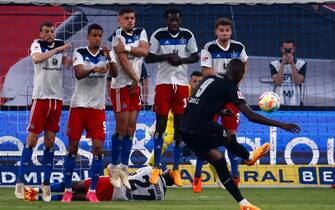 epa10675012 Stuttgart's Zerhau Guirassy (R) during a free kick during the German Bundesliga Relegation second leg soccer match between Hamburger SV and VfB Stuttgart in Hamburg, Germany, 05 June 2023.  EPA/HANNIBAL HANSCHKE CONDITIONS - ATTENTION: The DFL regulations prohibit any use of photographs as image sequences and/or quasi-video.