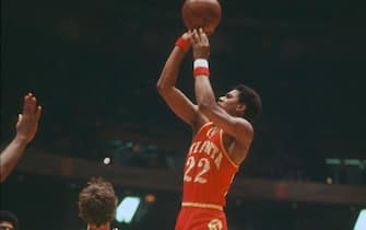 PHILADELPHIA, PA - CIRCA 1976: John Drew #22 of the Atlanta Hawks shoots over Doug Collins #20 of the Philadelphia 76ers during an NBA basketball game circa 1976 at The Spectrum in Philadelphia, Pennsylvania. Drew played for the Hawks from 1974-82. (Photo by Focus on Sport/Getty Images) 